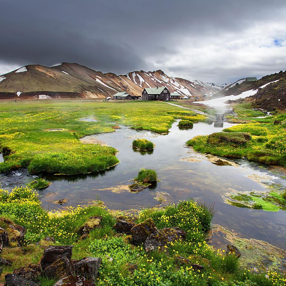 Eine einfache Hütte lädt in der Landmannalaugar zur Rast