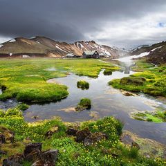 Eine einfache Hütte lädt in der Landmannalaugar zur Rast