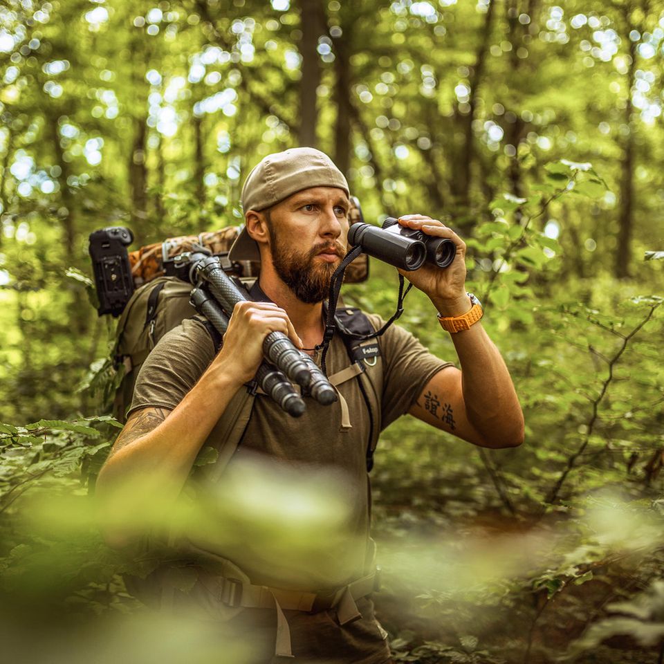 Robert Marc Lehmann auf Expedition im Wald