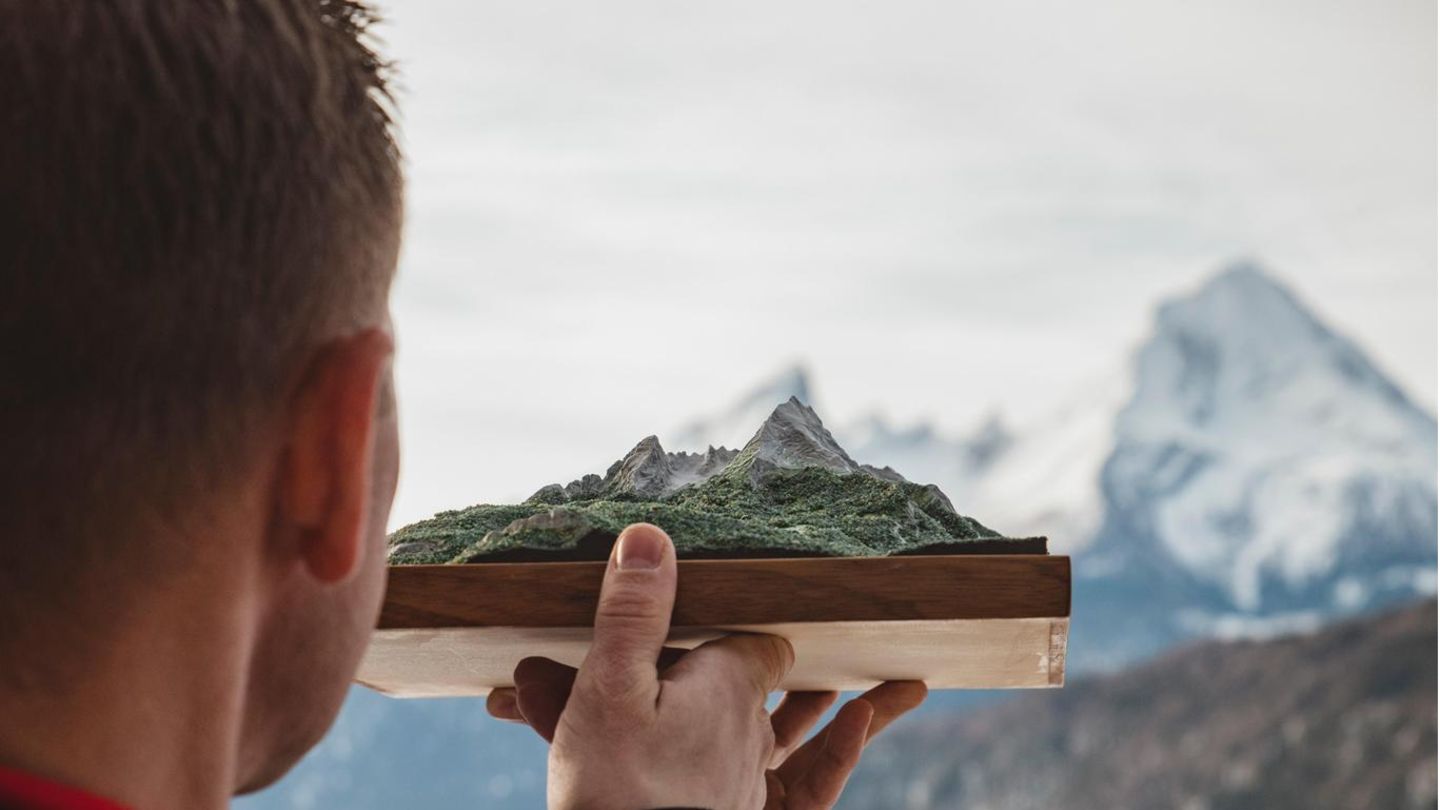 Bischofswiesen, Deutschland. Wolfgang Pusch vergleicht ein Modell des Watzmannshorns mit dem Original. Seinen Nachbarn, den 2713 Meter hohen Watzmann, kennt Wolfgang Pusch ziemlich gut: 50 Mal war er oben