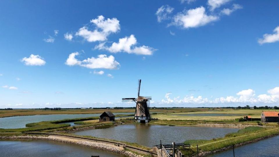 Eine Windmühle steht an der Wattseite der Insel Texel Eine Windmühle steht an der Wattseite der Insel Texel