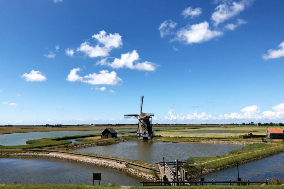 Eine Windmühle steht an der Wattseite der Insel Texel