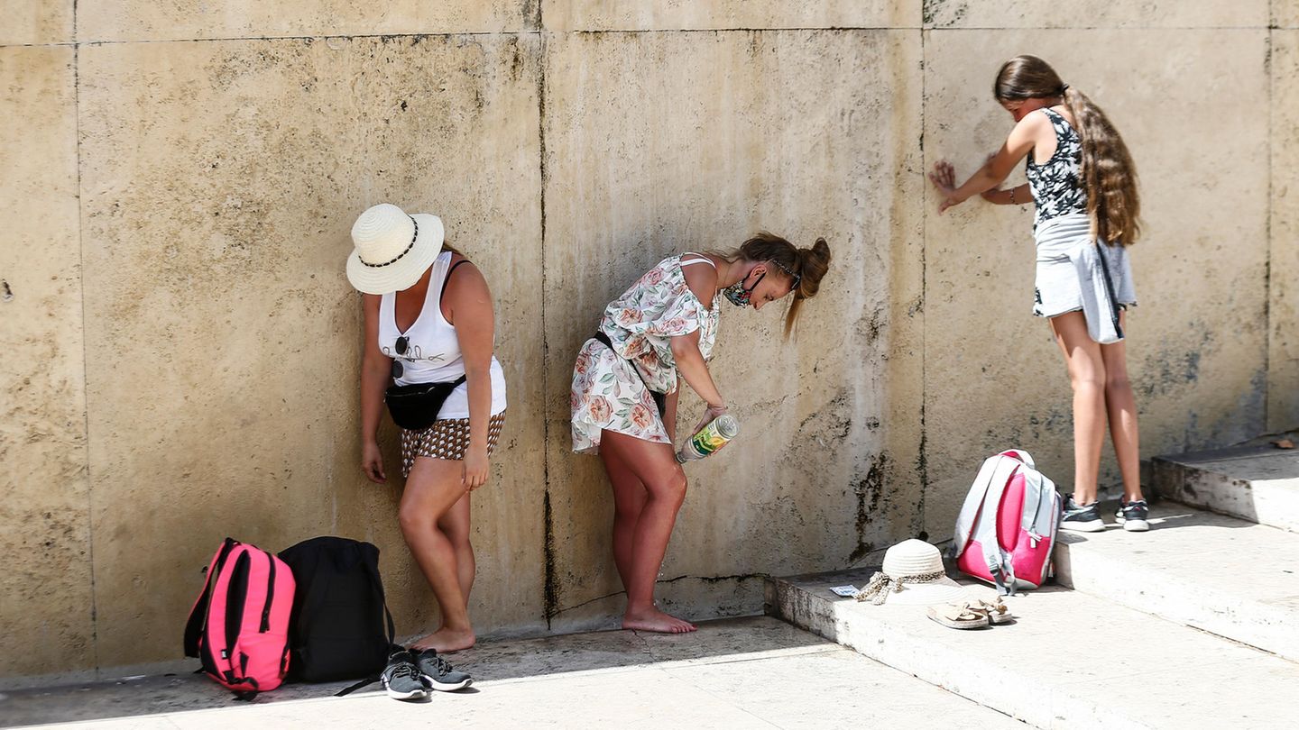 Rom: Touristinnen kühlen sich am Trevi-Brunnen im Schatten ab. Das vergangene Jahr war für in Europa das wärmste seit Beginn der Aufzeichnungen