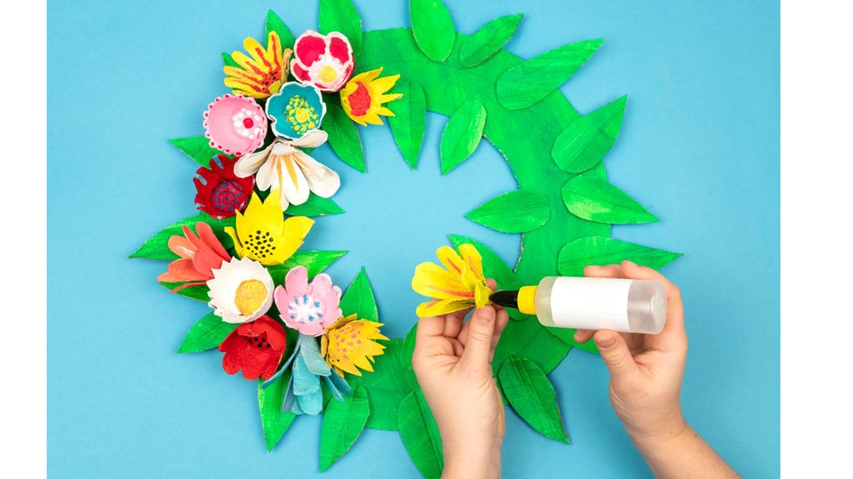 Bastelanleitung: Blumenkranz aus Eierkartons Bastelanleitung: Blumenkranz aus Eierkartons