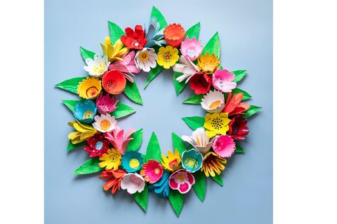 Bastelanleitung: Blumenkranz aus Eierkartons