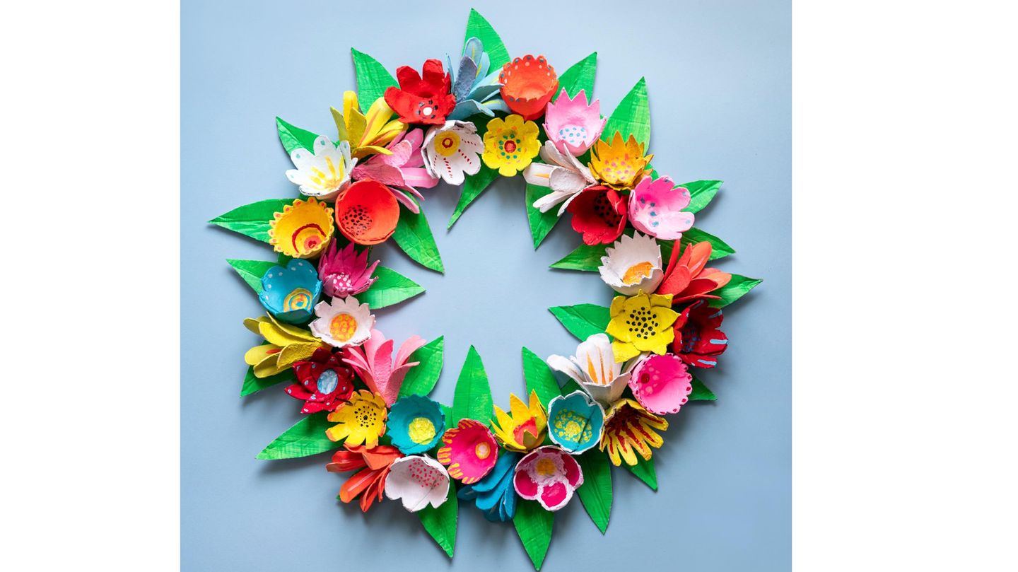 Bastelanleitung: Blumenkranz aus Eierkartons