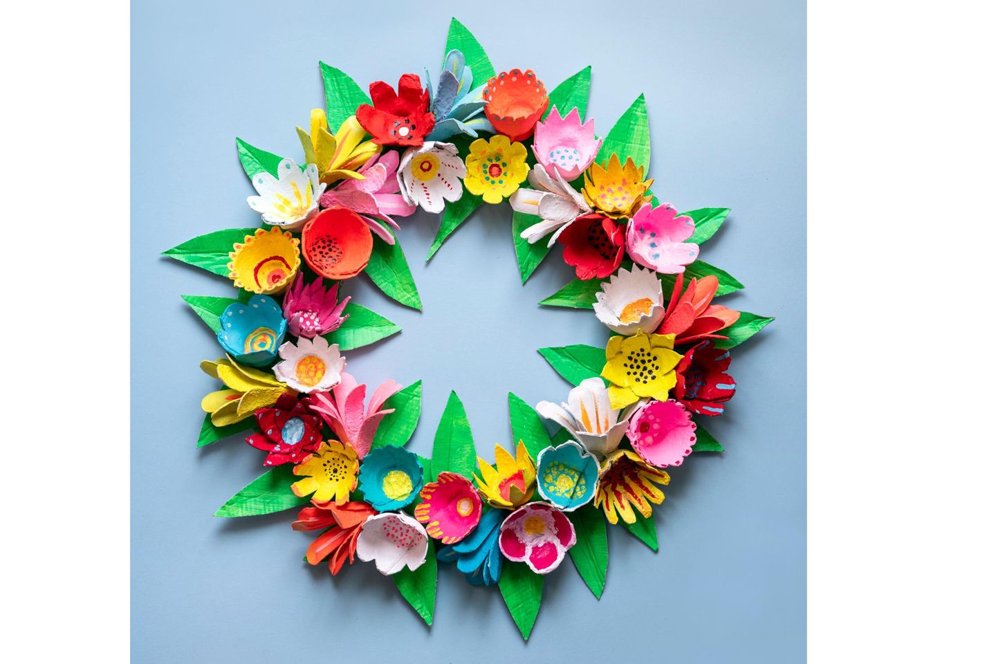Upcycling: Blumenkranz aus Eierkarton