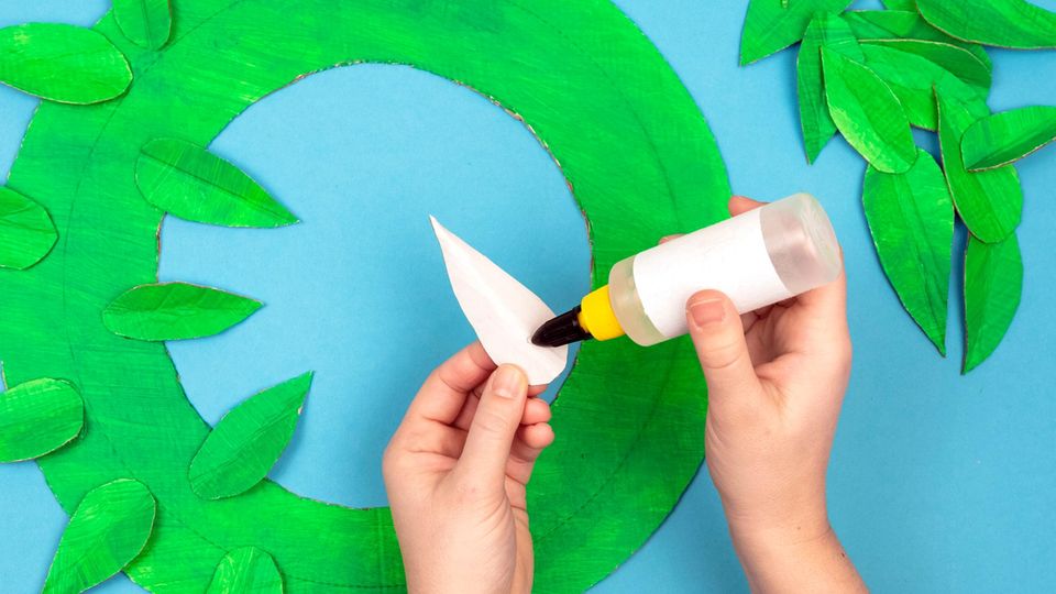Bastelanleitung: Blumenkranz aus Eierkartons Bastelanleitung: Blumenkranz aus Eierkartons