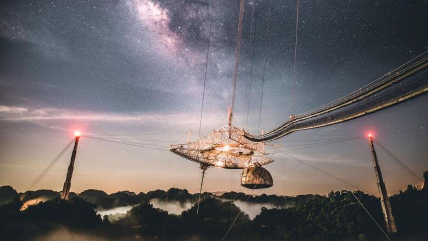 Arecibo-Teleskop bei Nacht