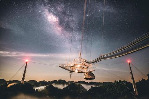 Arecibo-Teleskop bei Nacht