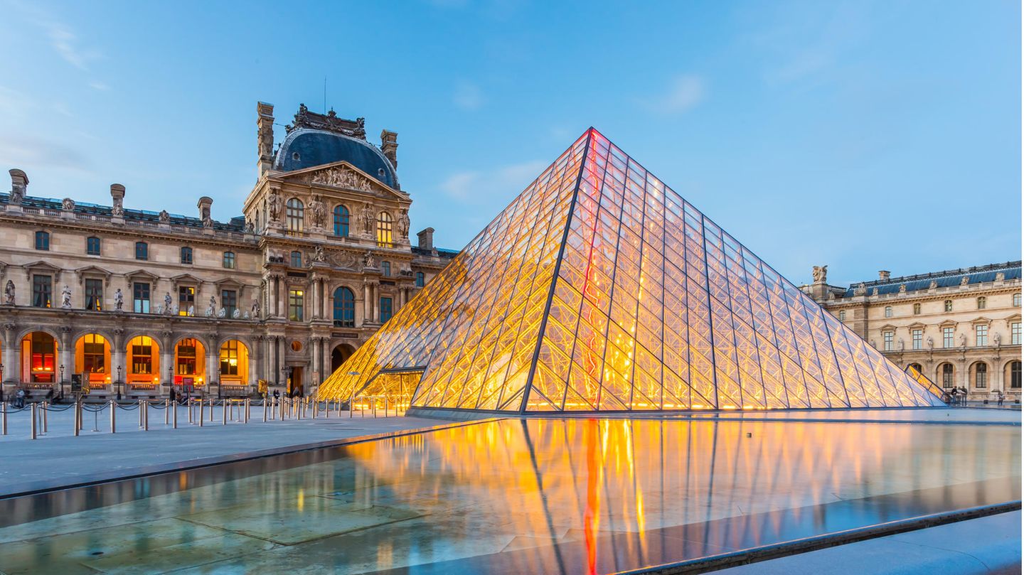 Louvre in Paris, Außenansicht am Abend