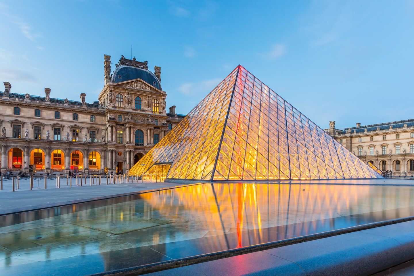 Louvre in Paris, Außenansicht am Abend