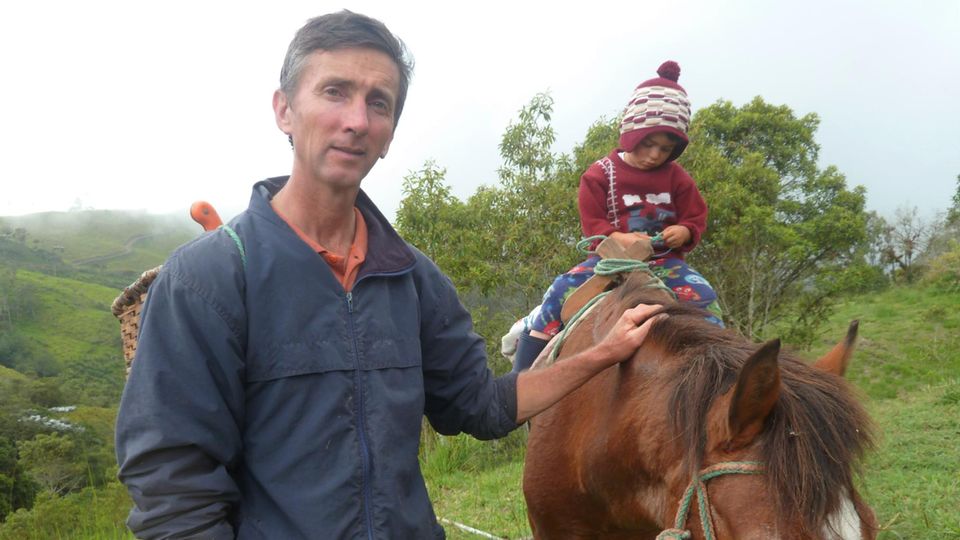 Ned Cresswell (mit Sohn) erreicht seine Farm nur per Pferd
