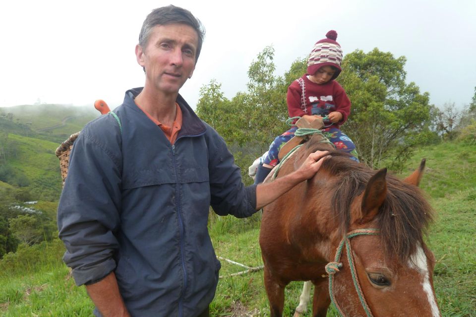 Ned Cresswell (mit Sohn) erreicht seine Farm nur per Pferd