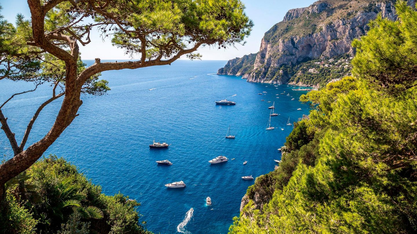 Raue Landschaften und malerische Buchten kennzeichnen die Insel Capri. Sie liegt im Golf von Neapel nur 5 Kilometer vom Festland entfernt