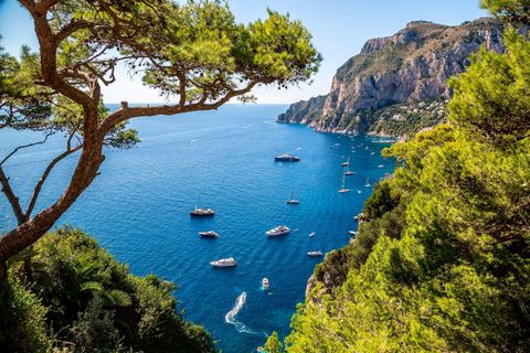 Raue Landschaften und malerische Buchten kennzeichnen die Insel Capri. Sie liegt im Golf von Neapel nur 5 Kilometer vom Festland entfernt