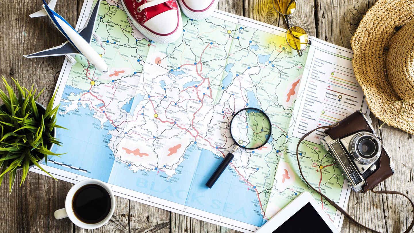 Karte zur Reiseplanung liegt auf dem Tisch