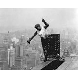 Worker on the Empire State Building 1931 Photo by Lewis Hine WHA PUBLICATIONxINxGERxSUIxAUTxONLY   https://de.wikipedia.org/wiki/Lewis_Hine  1930 erhielt Hine den Auftrag, den Bau des Empire State Building fotografisch zu begleiten. Zusammen mit seinem Sohn Corydon machte er als 56-Jähriger über 1000 Aufnahmen. Das Projekt dauerte ein halbes Jahr. 1932 veröffentlichte Hine den Bildband Men At Work, in dem er seiner Faszination für die menschliche Beherrschung der Natur mit Hilfe der Technik Ausdruck verlieh.