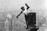 Worker on the Empire State Building 1931 Photo by Lewis Hine WHA PUBLICATIONxINxGERxSUIxAUTxONLY   https://de.wikipedia.org/wiki/Lewis_Hine  1930 erhielt Hine den Auftrag, den Bau des Empire State Building fotografisch zu begleiten. Zusammen mit seinem Sohn Corydon machte er als 56-Jähriger über 1000 Aufnahmen. Das Projekt dauerte ein halbes Jahr. 1932 veröffentlichte Hine den Bildband Men At Work, in dem er seiner Faszination für die menschliche Beherrschung der Natur mit Hilfe der Technik Ausdruck verlieh.