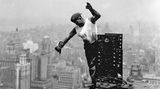 Worker on the Empire State Building 1931 Photo by Lewis Hine WHA PUBLICATIONxINxGERxSUIxAUTxONLY   https://de.wikipedia.org/wiki/Lewis_Hine  1930 erhielt Hine den Auftrag, den Bau des Empire State Building fotografisch zu begleiten. Zusammen mit seinem Sohn Corydon machte er als 56-Jähriger über 1000 Aufnahmen. Das Projekt dauerte ein halbes Jahr. 1932 veröffentlichte Hine den Bildband Men At Work, in dem er seiner Faszination für die menschliche Beherrschung der Natur mit Hilfe der Technik Ausdruck verlieh.