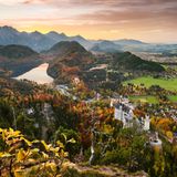 Schloss Neuschwanstein mit Füssen im Hintergrund