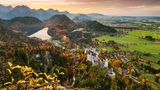 Schloss Neuschwanstein mit Füssen im Hintergrund