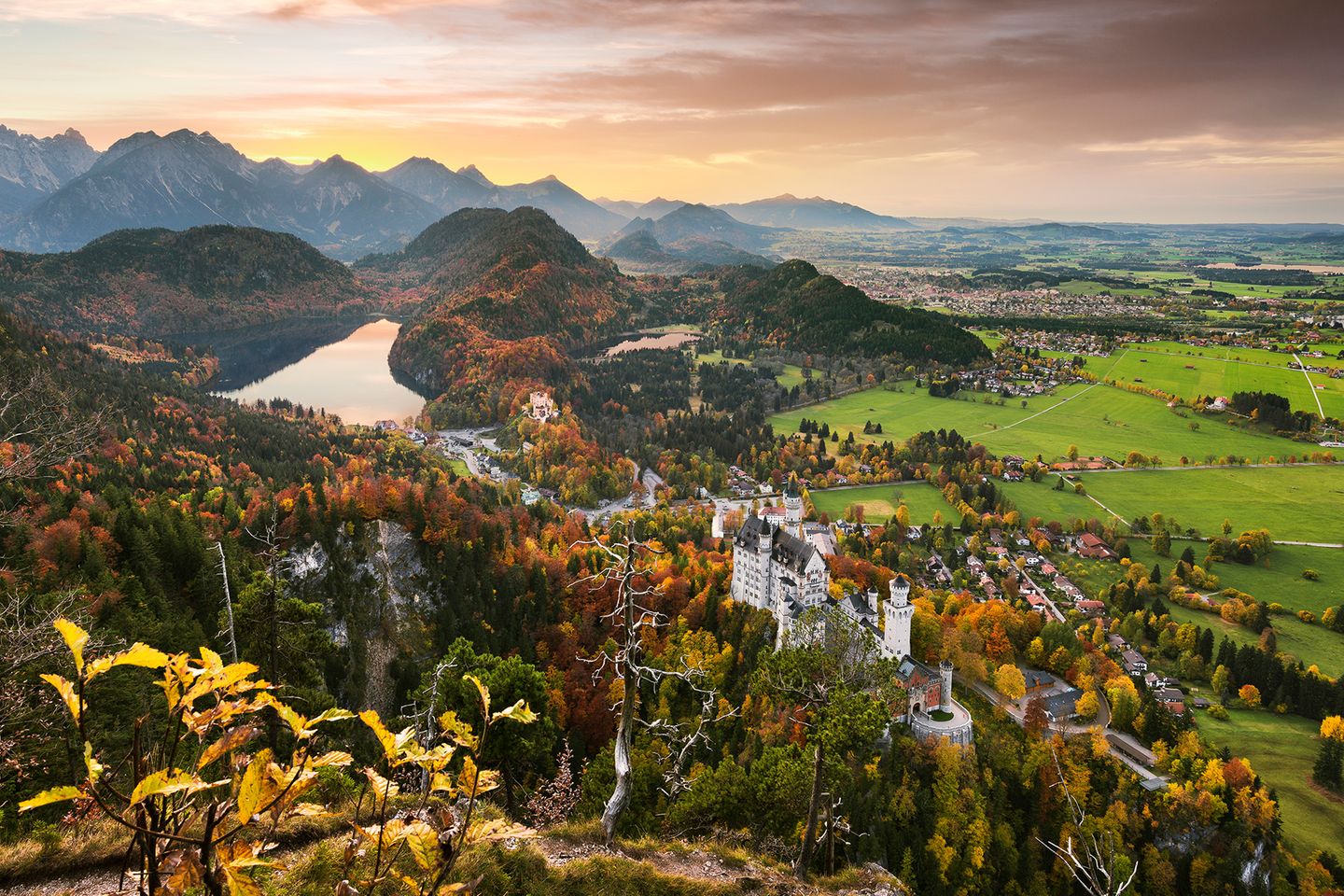 Schloss Neuschwanstein mit Füssen im Hintergrund