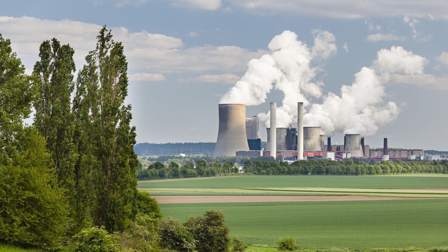 Das Braunkohle-Kraftwerk Niederaussem in Nordrhein-Westfalen blies 2016 rund 24,8 Millionen Tonnen CO2 in die Atmosphäre