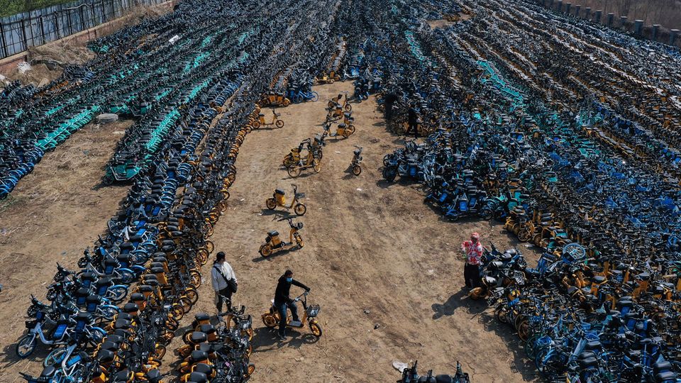 Fahrräder auf einem Fahrradfriedhof Fahrräder auf einem Fahrradfriedhof