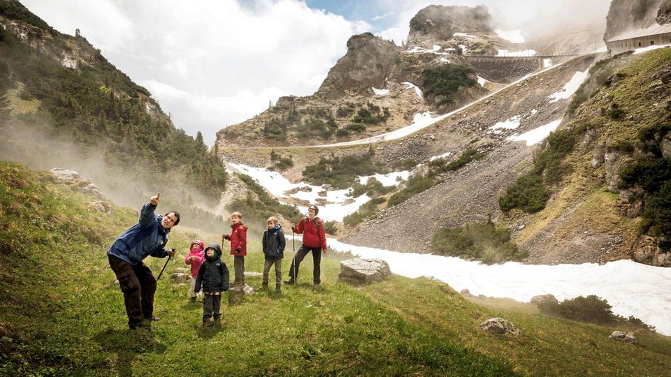 Auslauf: Die Sechs genießen die kuschelige Zeit im Wohnmobil, aber auch Wanderungen und Entdeckungen gehören zum Experiment Wohnmobil-Reise