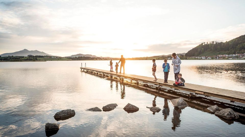 Dolce Vita auf Bayrisch: Am Hopfensee geht die Sonne unter und die Familie schon bald ins Bett auf Rädern