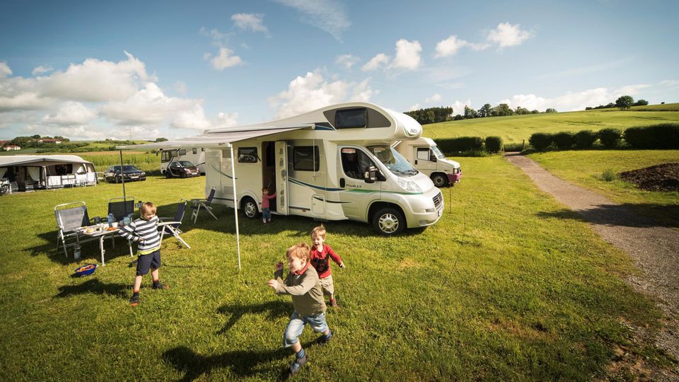 Camping birgt Abenteuer für vier, besonders auf dem "Arterhof". Zu schnell ist dann Abend. Kinners, wie die Zeit vergeht!