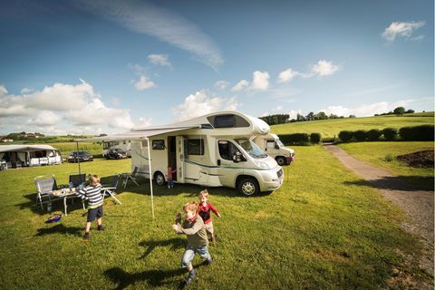 Camping birgt Abenteuer für vier, besonders auf dem "Arterhof". Zu schnell ist dann Abend. Kinners, wie die Zeit vergeht!