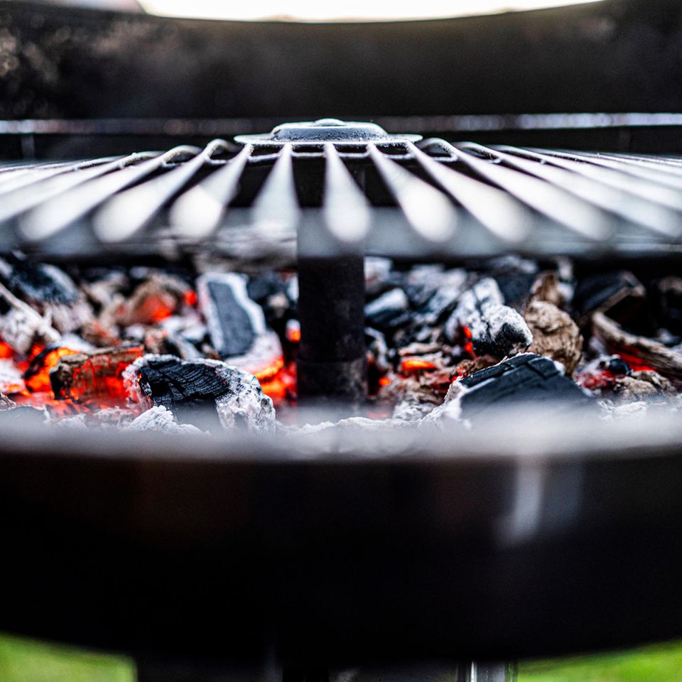Glühende Holzkohle im Grill
