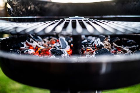 Glühende Holzkohle im Grill