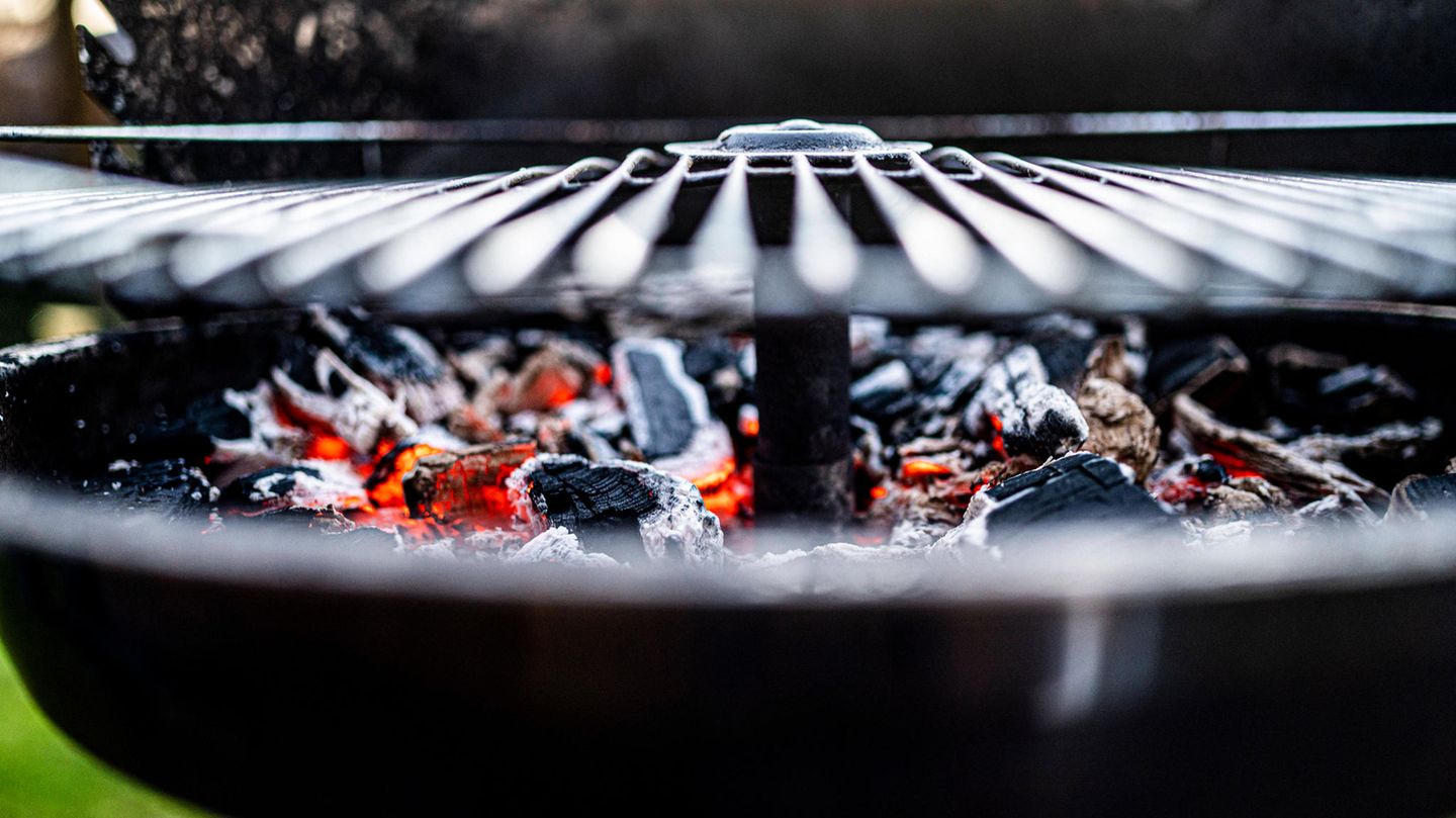 Glühende Holzkohle im Grill
