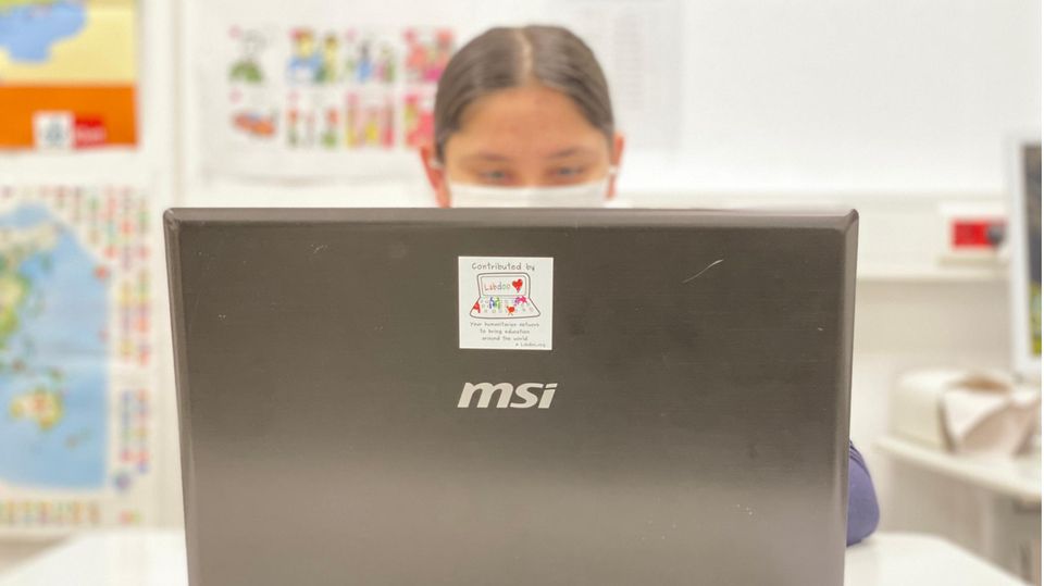 Ein Mädchen mit Laptop