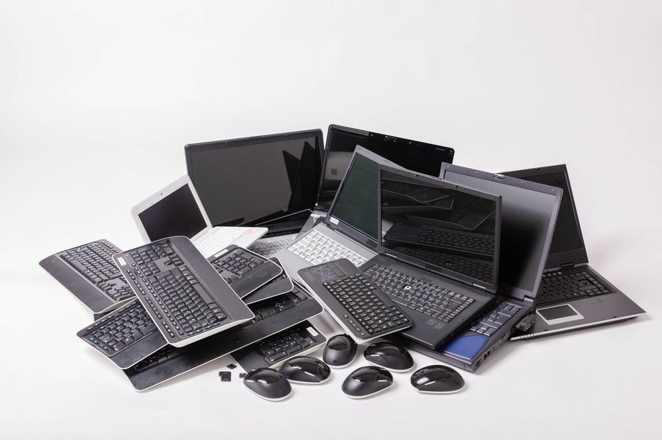 Laptops liegene auf einem Stapel