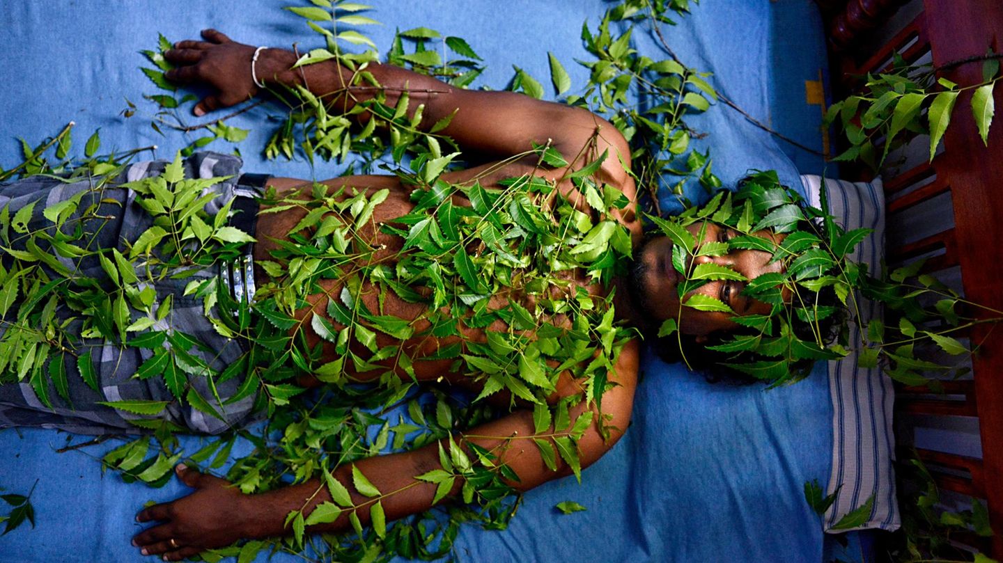 Sri Lanka, Ittapane, Pateinten mit Nimblaettern

Engl.: Ayurveda, thearpy, cure, traditional, man, green, leaves, nim, foliage, nimfoliage, herbage. patient, 06.03.2015