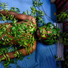 Sri Lanka, Ittapane, Pateinten mit Nimblaettern

Engl.: Ayurveda, thearpy, cure, traditional, man, green, leaves, nim, foliage, nimfoliage, herbage. patient, 06.03.2015