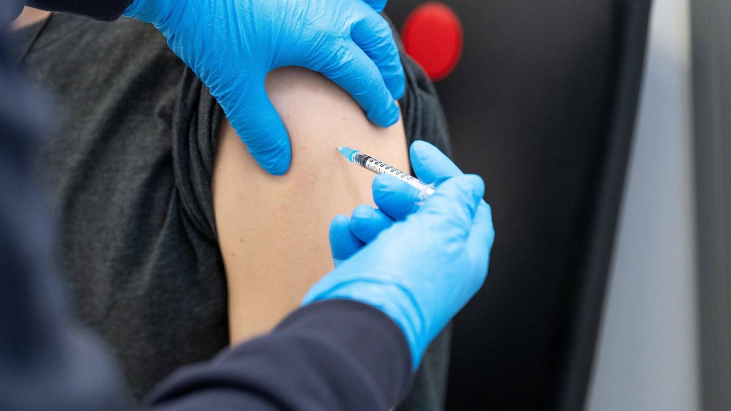 Person wird in dem Arm geimpft
