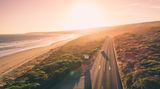 Luftaufnahme der Great Ocean Road bei Sonnenaufgang in Australien