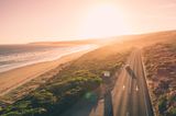 Luftaufnahme der Great Ocean Road bei Sonnenaufgang in Australien