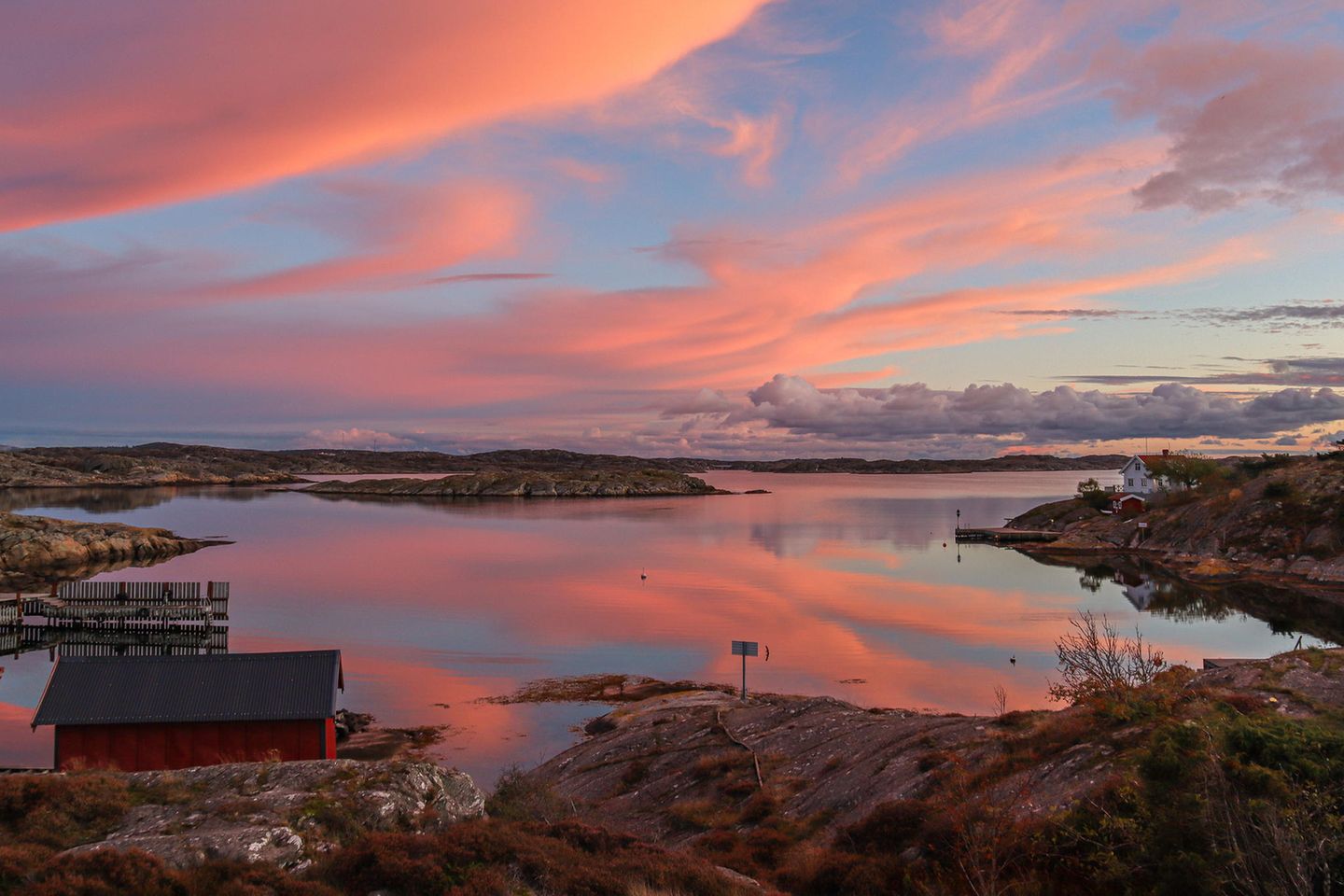 GEO LESERFOTO: 04.05.2021 "Ich glaube dieser Sonnenuntergang zählt zu den schönsten und magischsten, die ich je gesehen habe. Das war ein absoluter Wow-Moment." Ort: Kirkesund, Schweden Kamera: Canon EOS M50 / EF-M15-45mm f/3.5-6.3 IS STM Mehr Fotos von Jacky Bertlich 04.05.2021      "Ich glaube dieser Sonnenuntergang zählt zu den schönsten und magischsten, die ich je gesehen habe. Das war ein absoluter Wow-Moment."      Ort: Kirkesund, Schweden  Kamera: Canon EOS M50 / EF-M15-45mm f/3.5-6.3 IS STM  Mehr Fotos von Jacky Bertlich