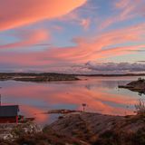 04.05.2021      "Ich glaube dieser Sonnenuntergang zählt zu den schönsten und magischsten, die ich je gesehen habe. Das war ein absoluter Wow-Moment."      Ort: Kirkesund, Schweden  Kamera: Canon EOS M50 / EF-M15-45mm f/3.5-6.3 IS STM  Mehr Fotos von Jacky Bertlich