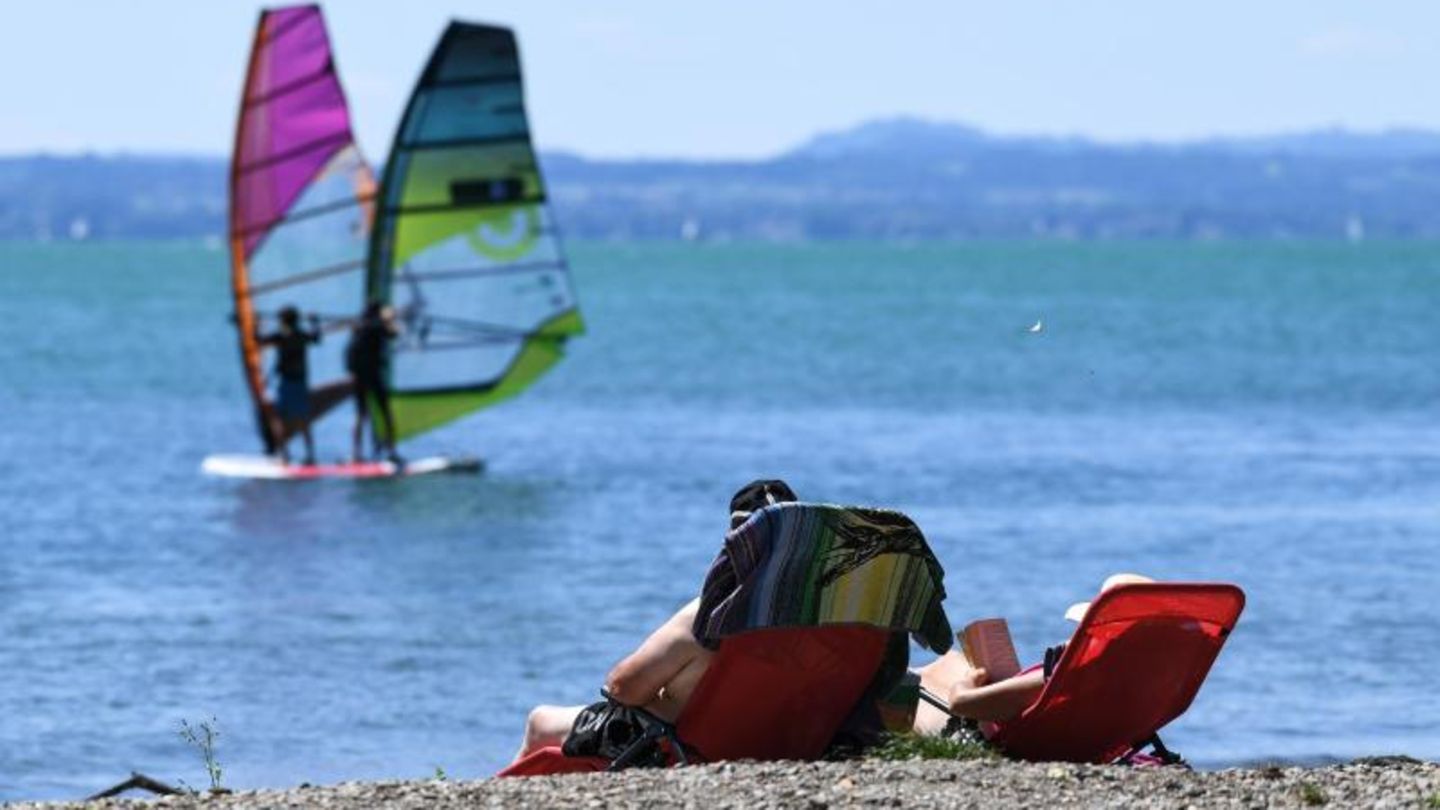 Urlauber sonnen sich am Bodensee