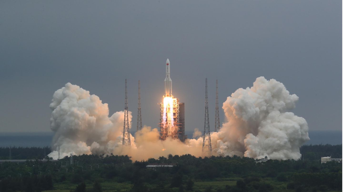 Die Kombination aus dem Kernmodul "Tianhe" der chinesischen Raumstation und der Langer-Marsch-5B-Y2-Rakete startet von der Wenchang Spacecraft Launch Site in der südchinesischen Provinz Hainan. Mit dem Bau einer eigenen Raumstation beginnt China das bisher größte Vorhaben seines ehrgeizigen Weltraumprogramms