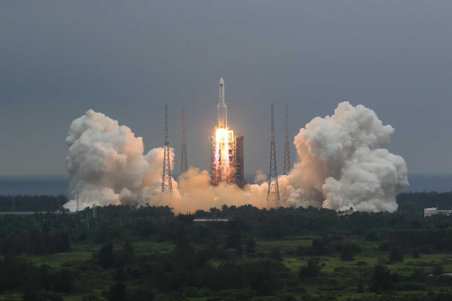 Die Kombination aus dem Kernmodul "Tianhe" der chinesischen Raumstation und der Langer-Marsch-5B-Y2-Rakete startet von der Wenchang Spacecraft Launch Site in der südchinesischen Provinz Hainan. Mit dem Bau einer eigenen Raumstation beginnt China das bisher größte Vorhaben seines ehrgeizigen Weltraumprogramms