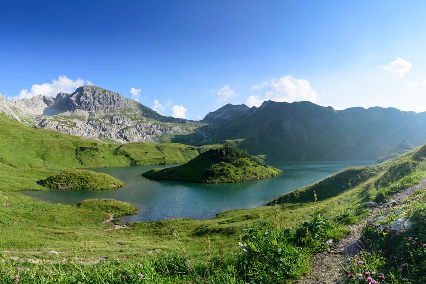 Schrecksee in Bayern bei blauem Himmel