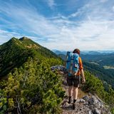 Wanderin in den Blaubergen in Bayern